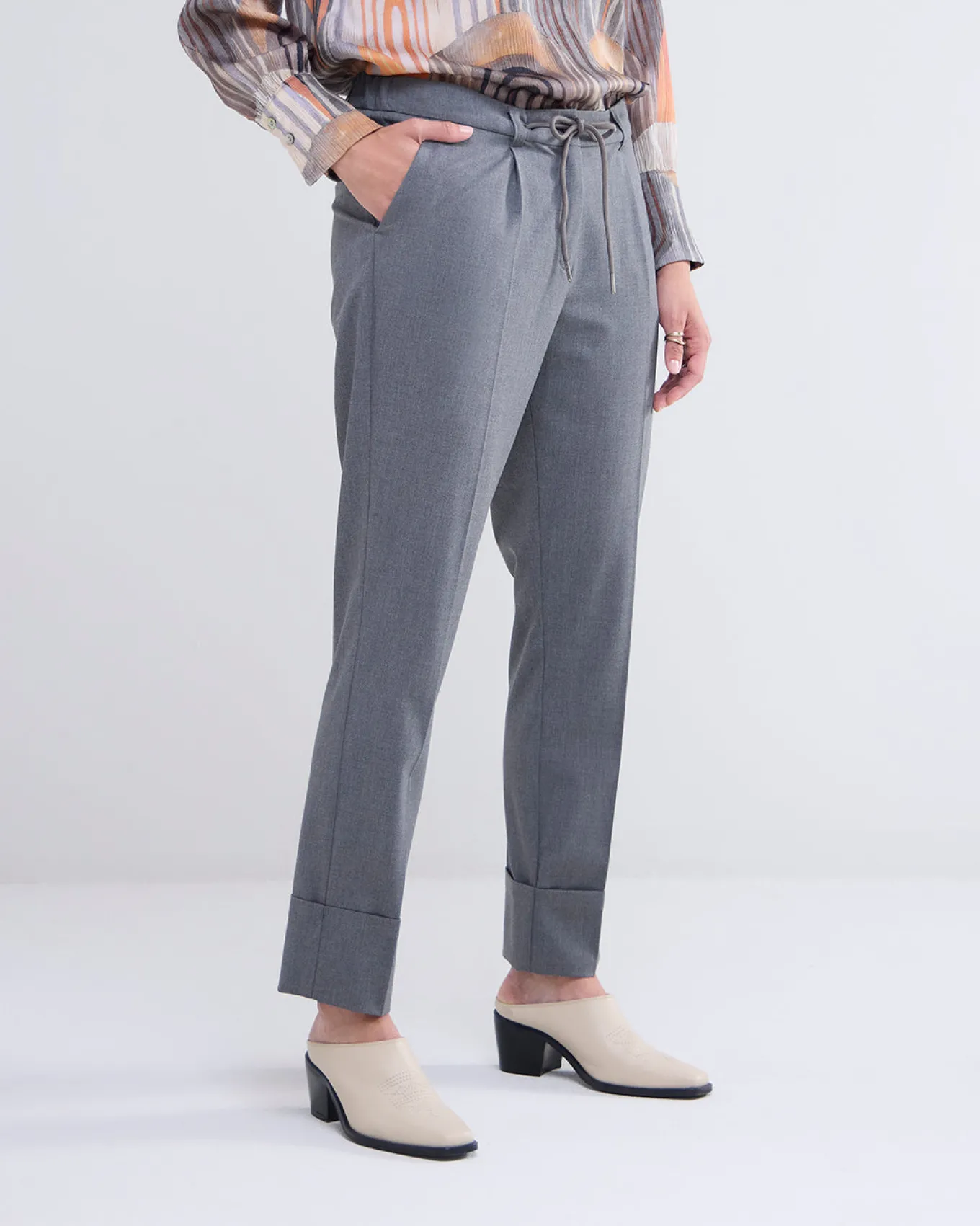 broek_met_smalle_pijpen_1-2.webp Broek Met Smalle Pijpen>Summum Sale