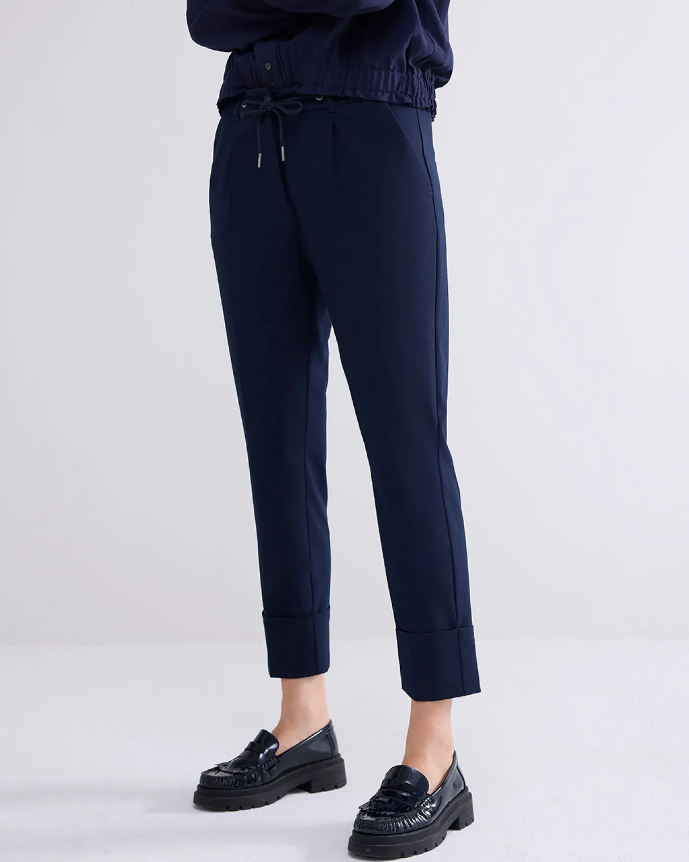 broek_met_smalle_pijpen_1.webp Broek Met Smalle Pijpen>Summum Online