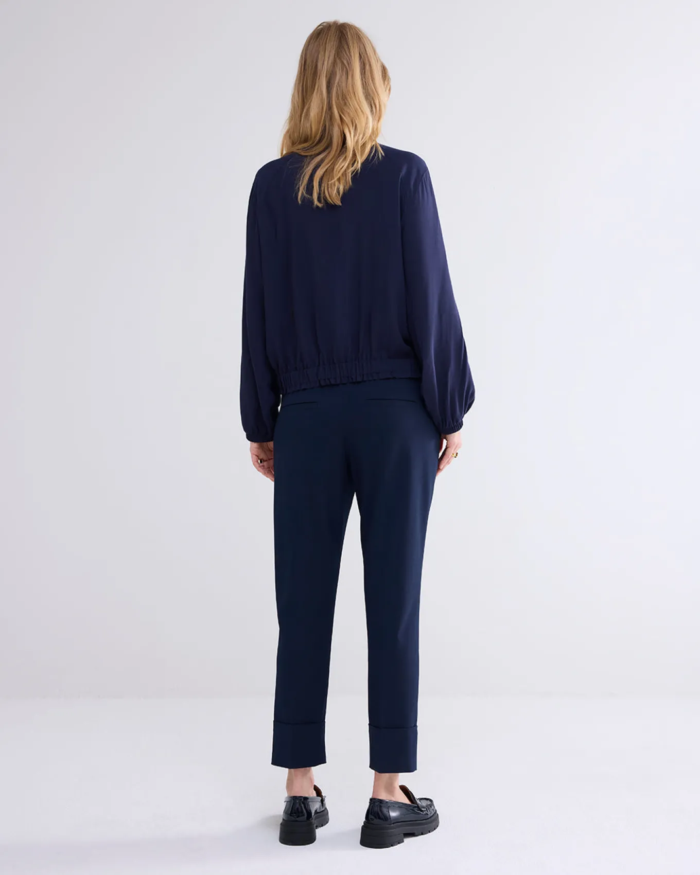 broek_met_smalle_pijpen_2.webp Broek Met Smalle Pijpen>Summum Online