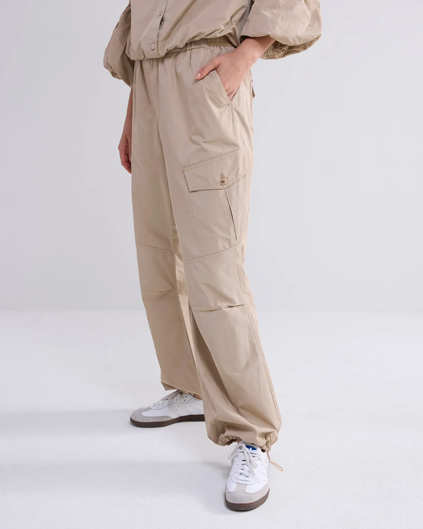 cargo_broek_met_elastiek_1-3.webp Cargo Broek Met Elastiek>Summum Online