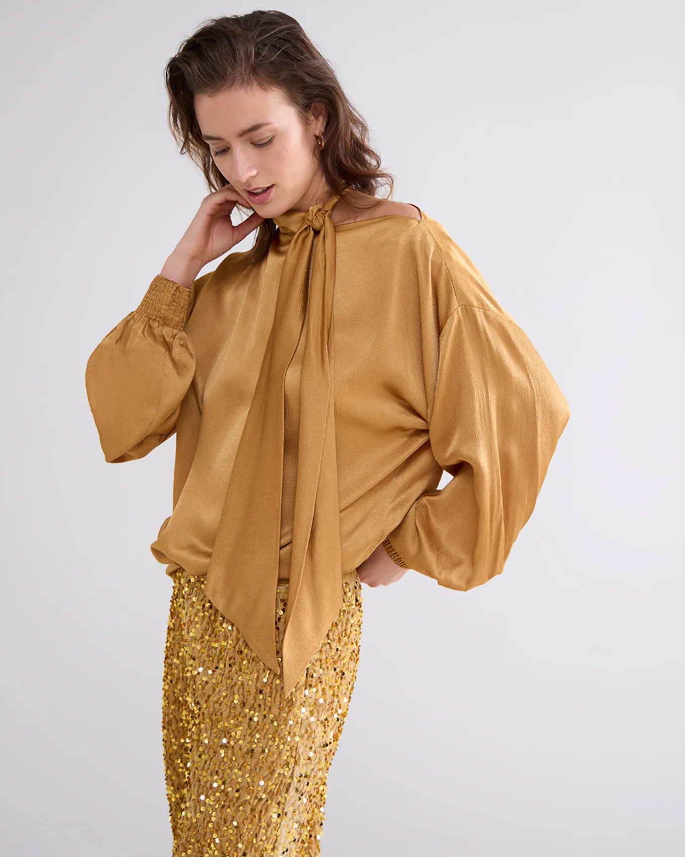 glanzende_top_met_strik_0.webp Glanzende Top Met Strik>Summum Clearance