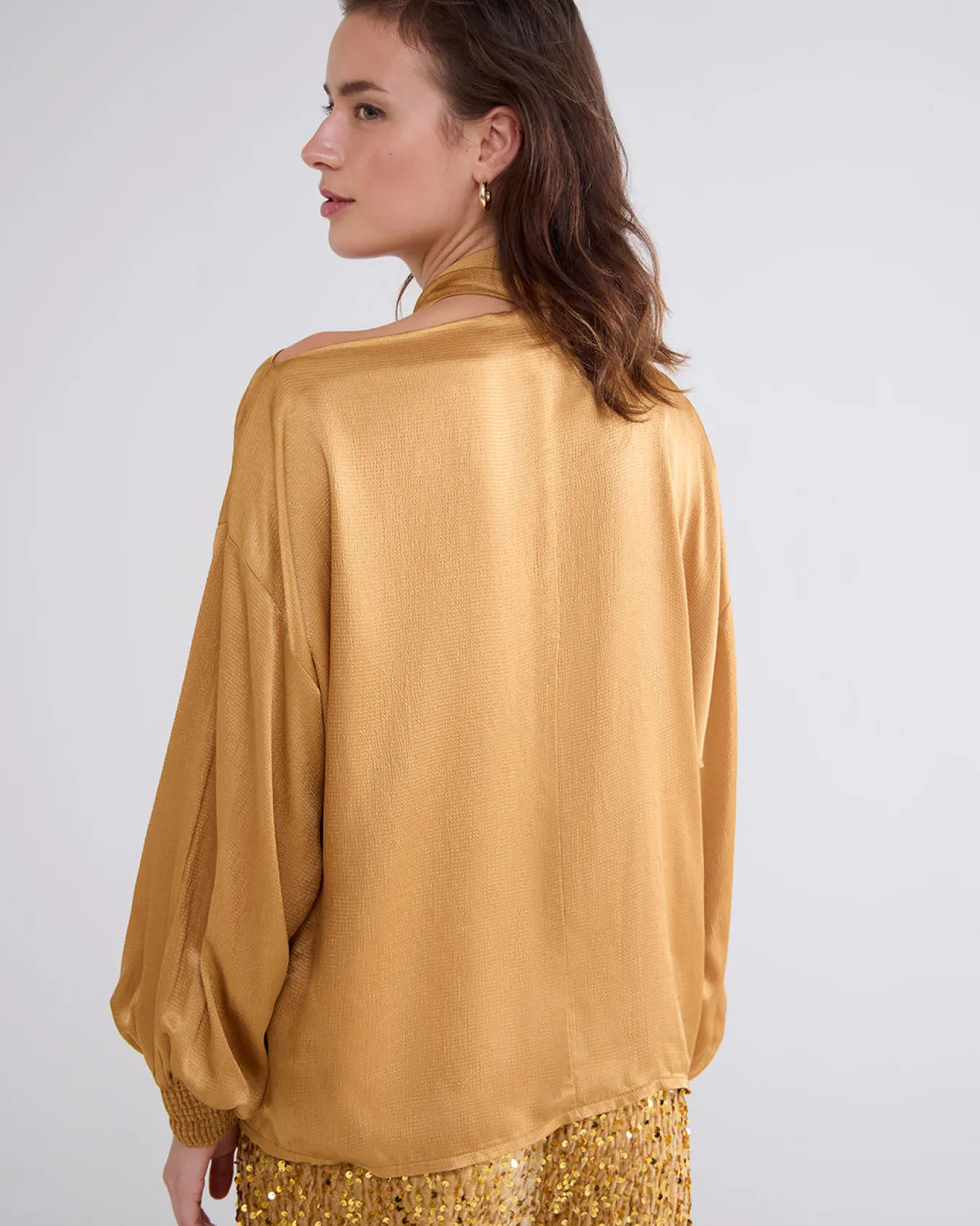 glanzende_top_met_strik_2.webp Glanzende Top Met Strik>Summum Clearance