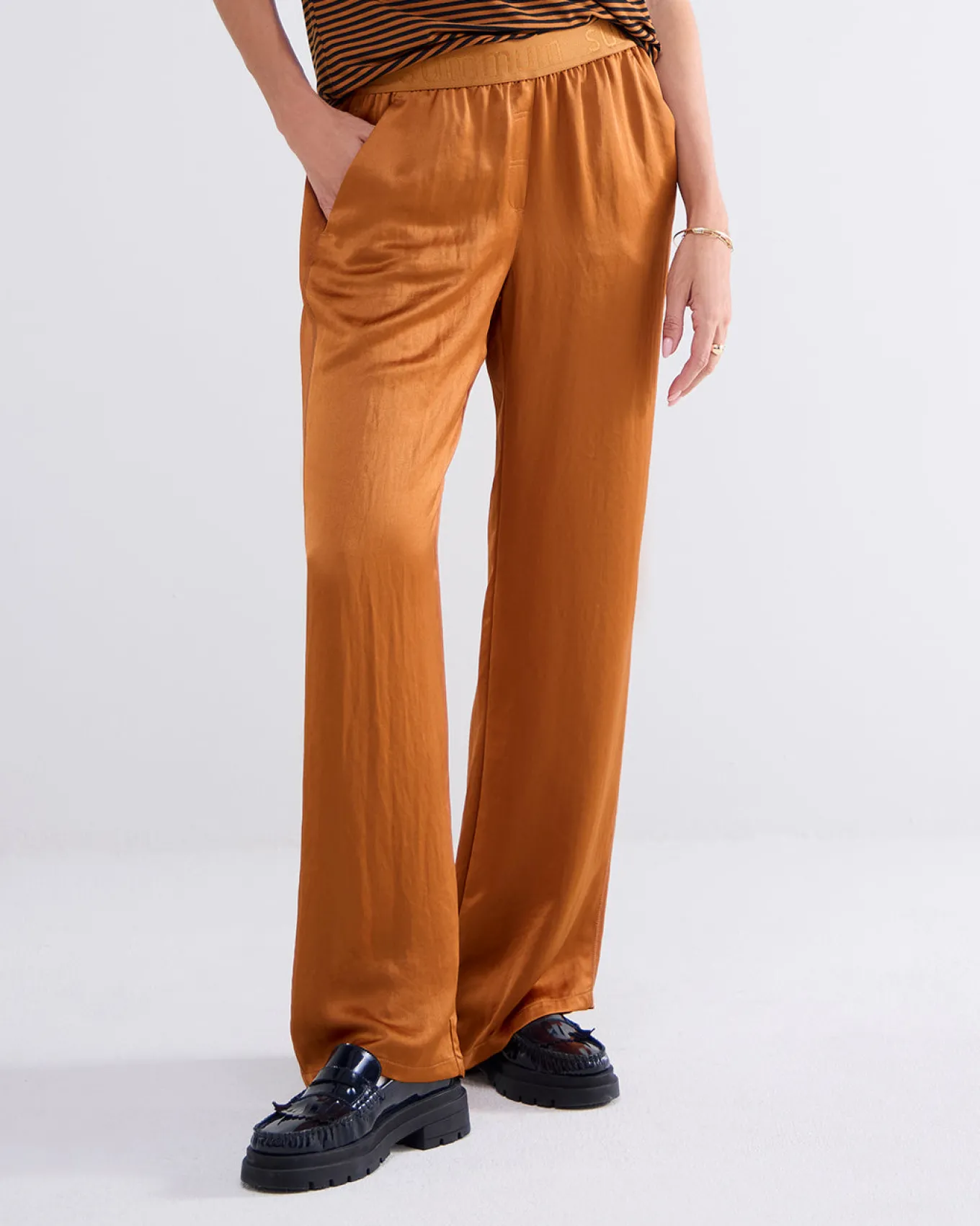 glanzende_wijde_broek_1-1.webp Glanzende Wijde Broek>Summum Hot