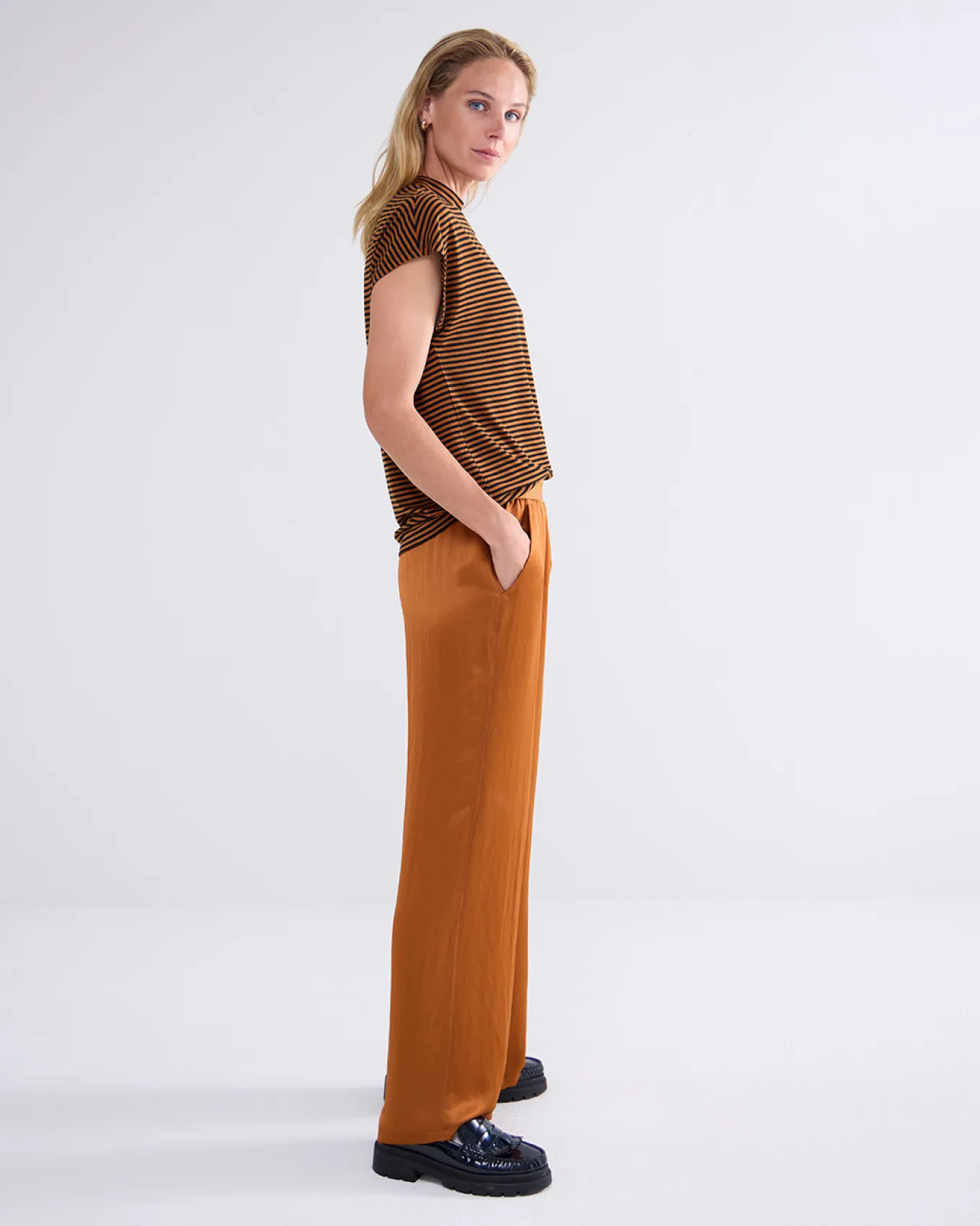 glanzende_wijde_broek_5.webp Glanzende Wijde Broek>Summum Hot