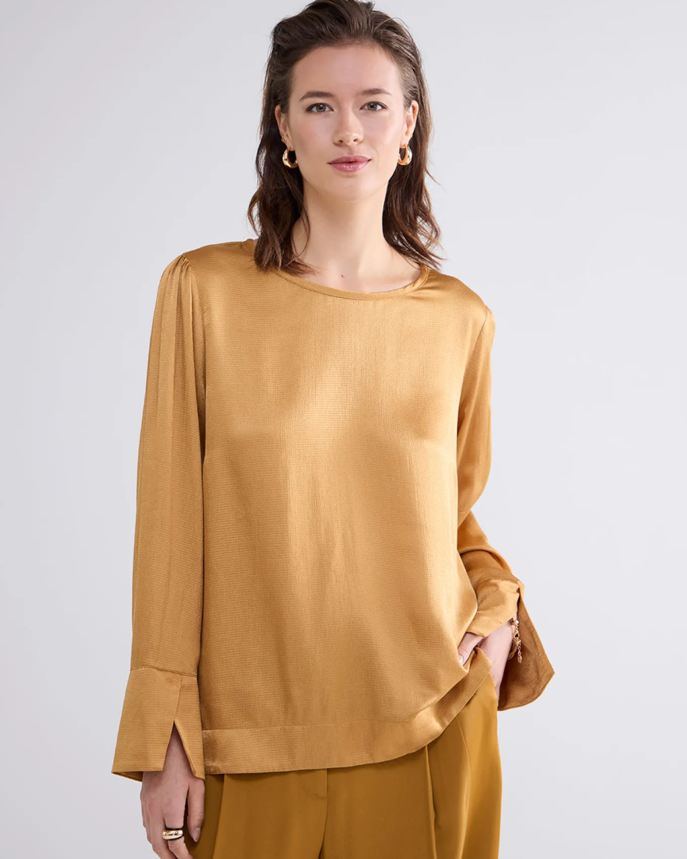 slanke_top_met_glans_1.webp Slanke Top Met Glans>Summum Fashion